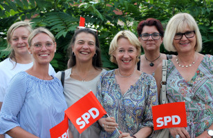 Frauenpower in Stockstadt - Martina Fehlner mit den Stockstädter Gemeinderatskandidatinnen