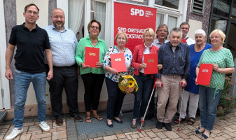 Gruppenbild mit Urkunden