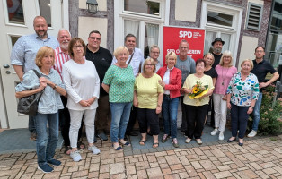 BU: Martina Fehlner (8. v.r.) im Kreis des neuen Vorstandsteams, eingerahmt von Bürgermeister Rafael Herbrik und dem Vorsitzenden Benedikt Klebing.