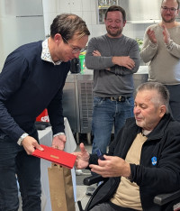 Benedikt Klebing überreicht Dieter Trageser die Willy-Brandt-Medaille